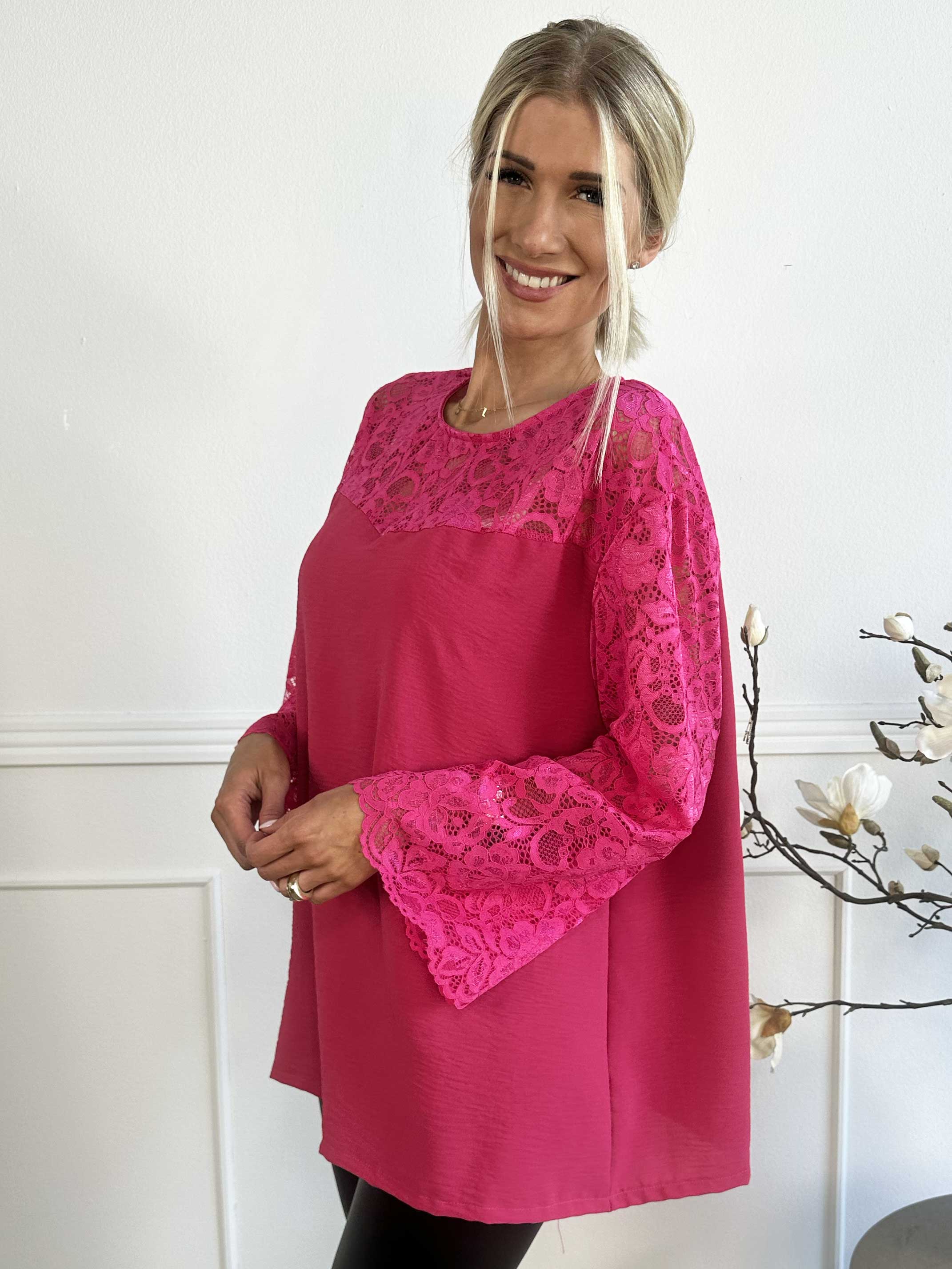 California - Sød tunika med blondeærmer